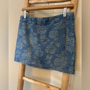 Abercrombie & Fitch Denim Mini Skirt women’s Size 25/0 Gold Floral Pattern